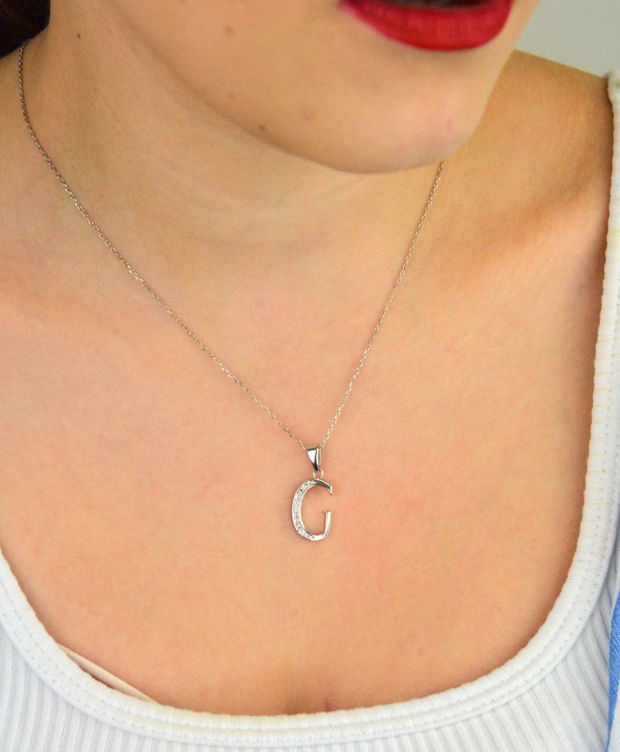 Zawieszka srebrna 925 AP17-0206 G – literka G zdobiona cyrkoniami. Wymiary 2,5x1,0 cm, waga 1,20 g. Elegancka, subtelna biżuteria z przesłaniem – idealna na prezent.1.jpg